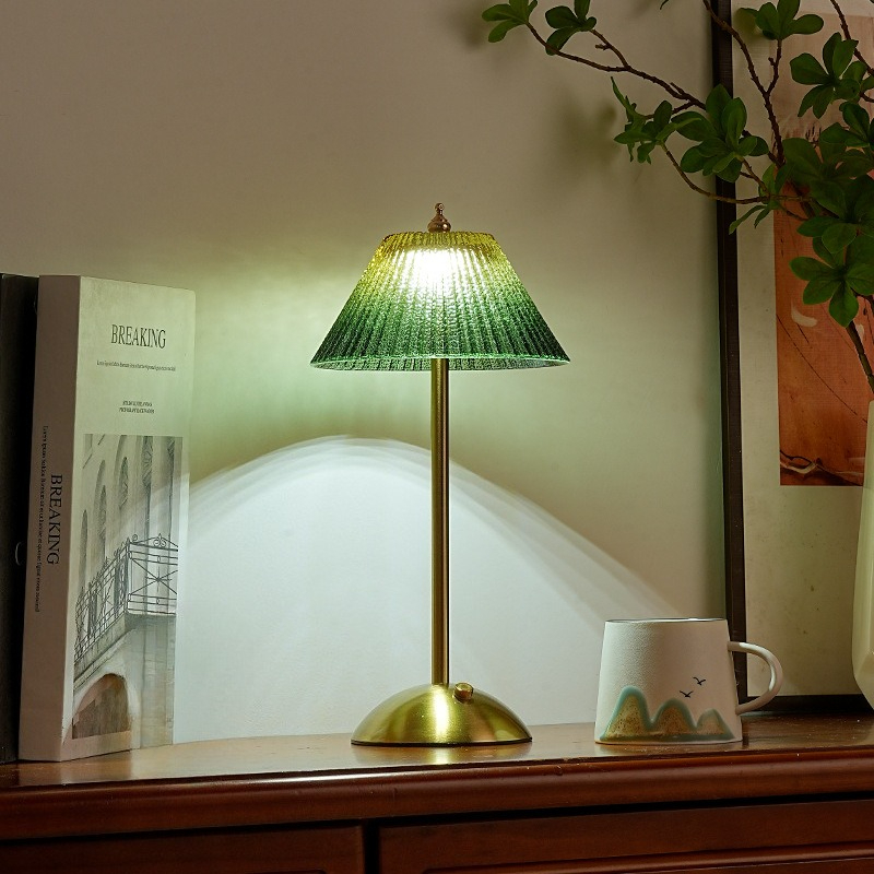 Glass Bed - 2026年レトロリブ付きヴィンテージウェディングLEDコードレスタッチ充電式高級レストラン装飾グリーンプリーツガラステーブルランプ