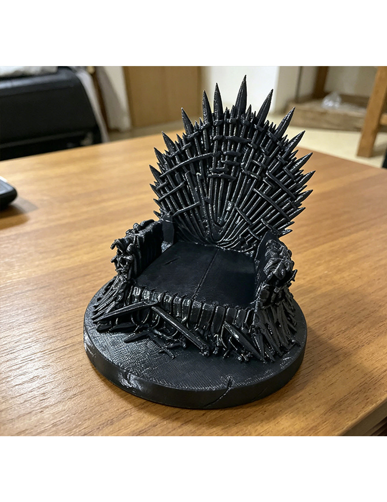 3Dプリント製の黒い携帯電話ホルダー、王座の彫刻、円形ベース - 3D Printer Stand のレビューと価格